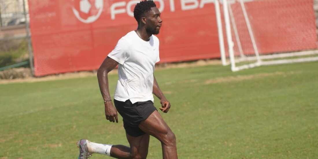 Bayern Munich and Canadian National Team Football player Alphonso Davies training on an natural grass football pitch in Dubai Sports City at ISD Football (2)