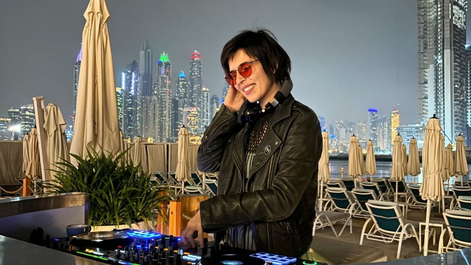 DJ Nikodia performing at Kickers Sports Bar in Dubai Sports City (1)