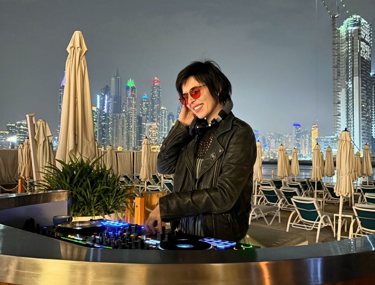 DJ Nikodia performing at Kickers Sports Bar in Dubai Sports City (2)